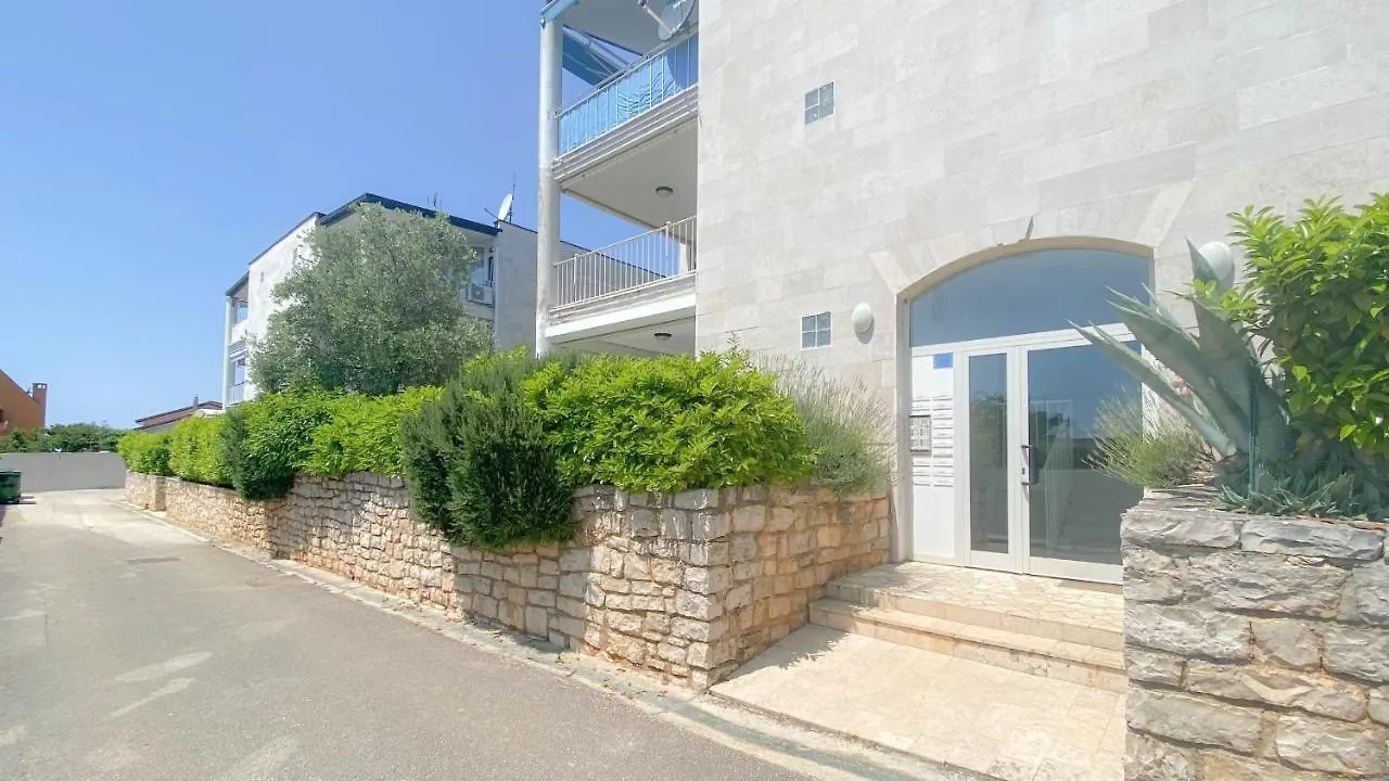 Romina Apartment Zambratija